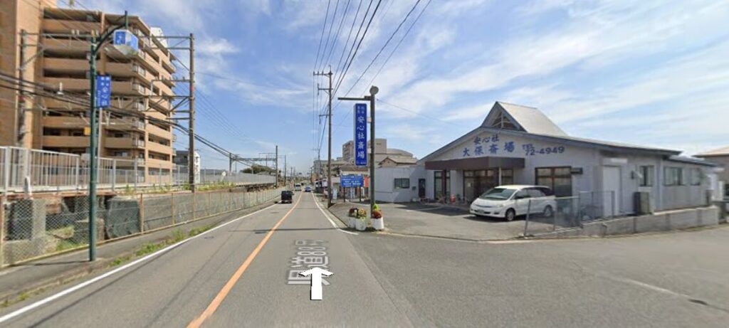 安心社前の西鉄線路沿いをを南に進む